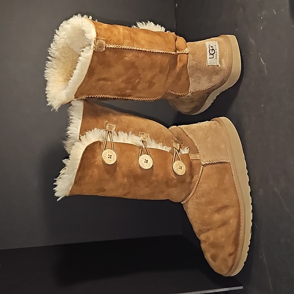 UGG Bailey Button Triplet II Boot in Chestnut Suede S/N 1962 Size 5 F100111 - Picture 6 of 14